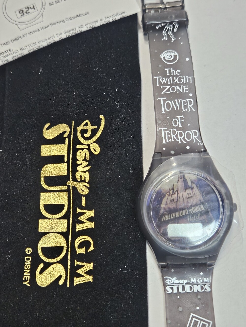 ​Título: NWT Disney MGM Studios Tower of Terror Commemorative Watch Velvet Pouch